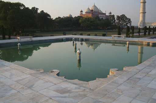 © Explore the Taj Mahal